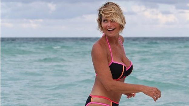 Simona Ventura selfie in bikini: "A 53 anni faccio ancora la mia p..ca figura!”