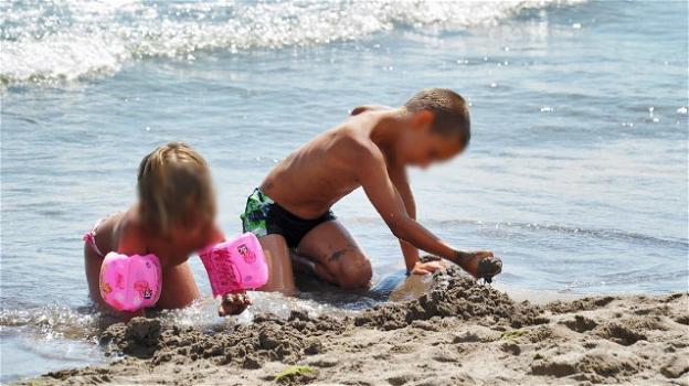 Pedofilo prossimo al linciaggio sulla spiaggia di Rimini: aveva scattato 200 foto alle bambine intente a giocare