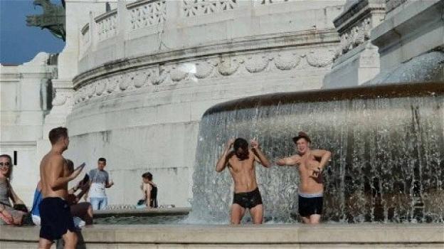 Matteo Salvini tuona contro i turisti nudi nella fontana di Piazza Venezia: "L’Italia non è il bagno di casa loro"