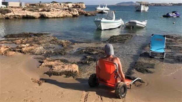 Cagliari, rubano sedia a rotelle da spiaggia a disabile: l’appello sui social