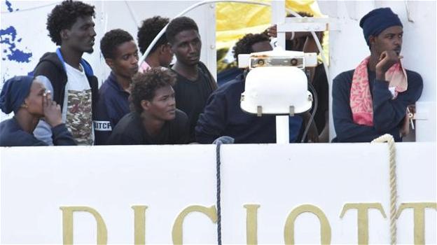 Nave Diciotti, i migranti fanno lo sciopero della fame e Salvini interviene: "I poveri italiani lo fanno tutti i giorni"
