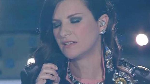 Laura Pausini, grande paura per la cantante: colpita al volto da un oggetto durante un concerto