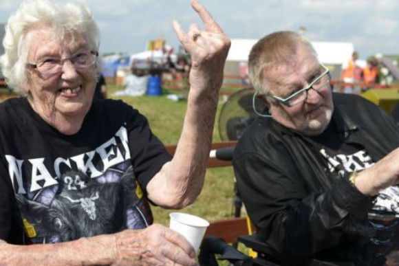 Due anziani scappano dall’ospizio per andare ad un concerto heavy metal