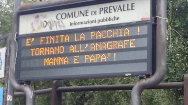 Brescia, spunta un cartello anti-gender: l’amministrazione comunale travolta dalle critiche