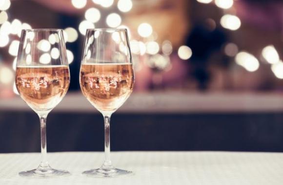 Secondo uno studio, bere vino prima di andare a dormire aiuta perdere peso