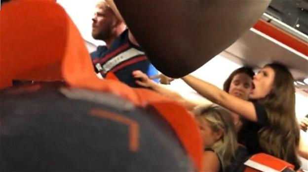 Balla in aereo a seno nudo: i passeggeri scatenano una rissa