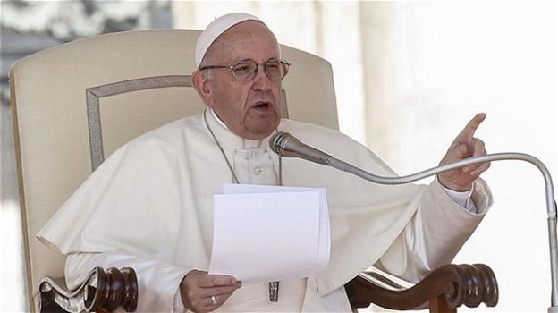 Papa Francesco: "guai a chi vive sparlando degli altri e mai pensa a se stesso"