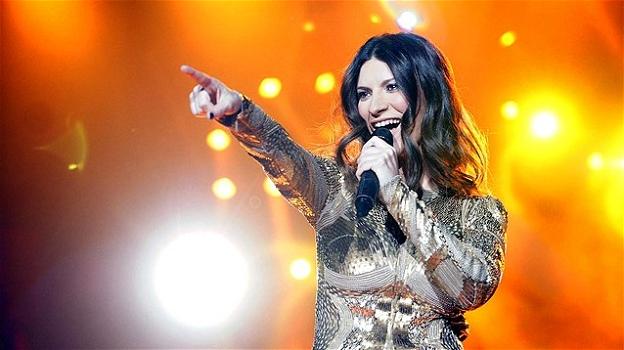 Grande sorpresa al concerto di Laura Pausini: un vip impensabile appare sotto il palco
