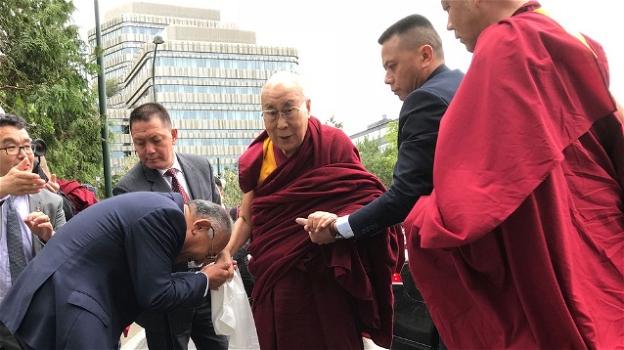 Il Dalai Lama ospite del pubblico convegno in Svezia: "Europa agli europei, gli immigrati tornino nei loro Paesi natii"