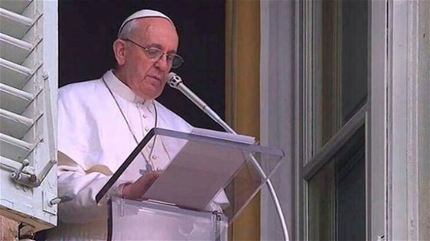 Papa Francesco regala 40mila crocifissi: segno dell’amore di Dio