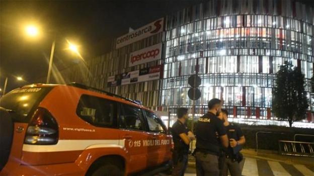Milano, muore ragazzo di 15 anni per gioco tragico sul tetto del centro commerciale
