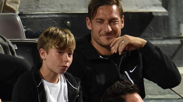 Francesco Totti, il gesto del figlio Cristian in campo diventa virale: portiere in difficoltà, lui rinuncia al goal