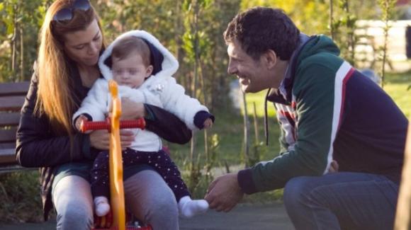 Fabrizio Frizzi Carlotta Mantovan Felice Al Parco Con Stella Che Tiene Stretto Woody Un Modo Per