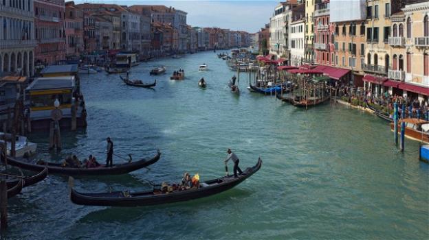 Turismo selvaggio a Venezia: stop a monopattini e riposino sulle panchine