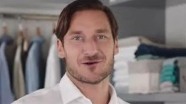 Francesco Totti contestato e attaccato per la pubblicità della Dash: "E’ un venduto, sembra lo spot del Pd"