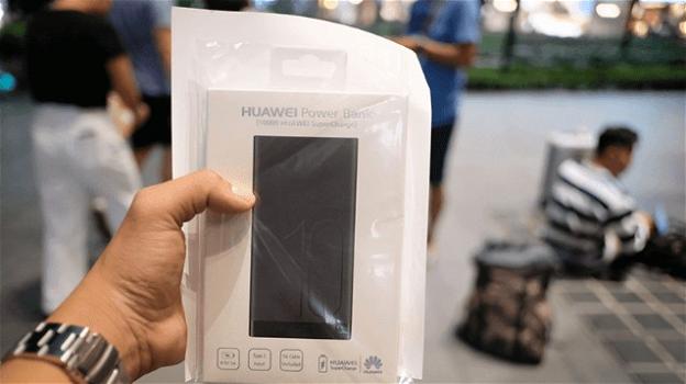 Huawei ironizza su Apple: regala power bank a chi è in fila per i nuovi iPhone
