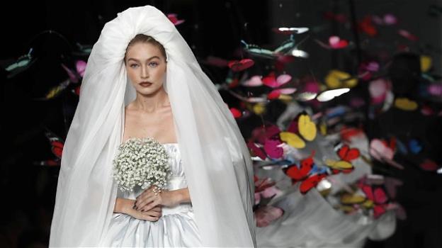 Gigi Hadid si veste da sposa per Moschino