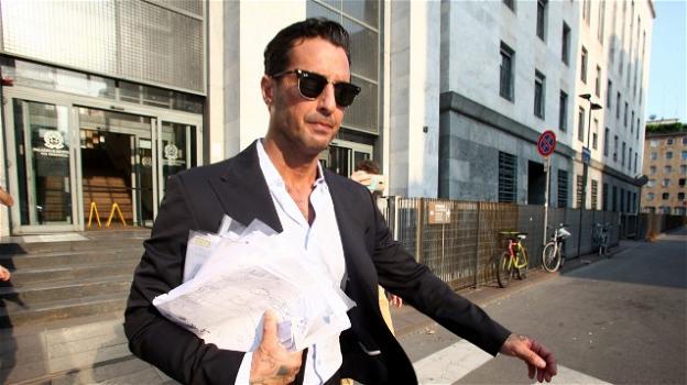 Fabrizio Corona in tribunale con il figlio Carlos fa infuriare in web