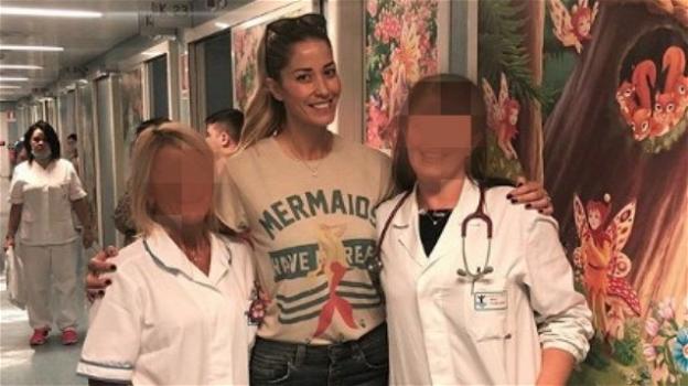 I social accusano Elena Santarelli per la foto con le dottoresse del Bambino Gesù: "Ti fai pubblicità". E lei si infuria