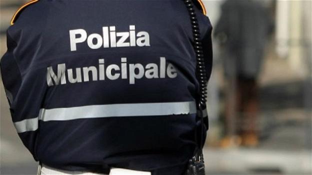 Napoli, accuse inviate in anonimo contro i vigili urbani. "Auto di servizio usate come taxi e multe anomale"