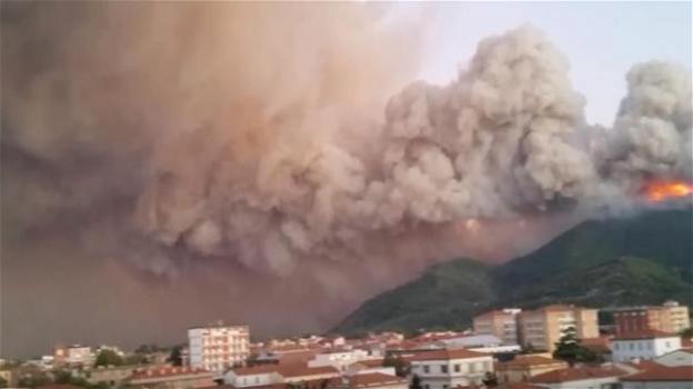 Incendio Pisa, inferno sul monte Serra. Le fiamme vanno verso Calci