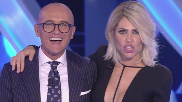 Grande Fratello Vip, prima puntata con battutine piccanti: "Ogni tanto drizza le orecchie…almeno quelle"