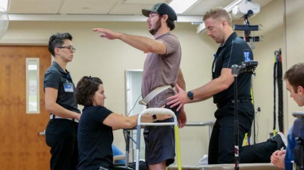 Tre ragazzi paraplegici tornano a camminare grazie ad un elettrodo