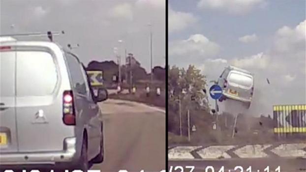 Furgone colpisce una rotatoria e “vola” in aria: il video ripreso dalla dashcam è terrificante