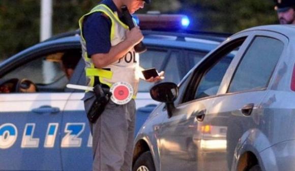 Esulta dopo l’alcoltest negativo: poco dopo scoprono che è positiva alla cocaina