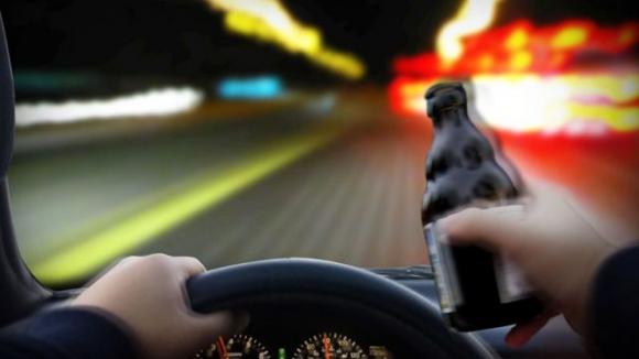 Esulta dopo l’alcoltest negativo: poco dopo scoprono che è positiva alla cocaina