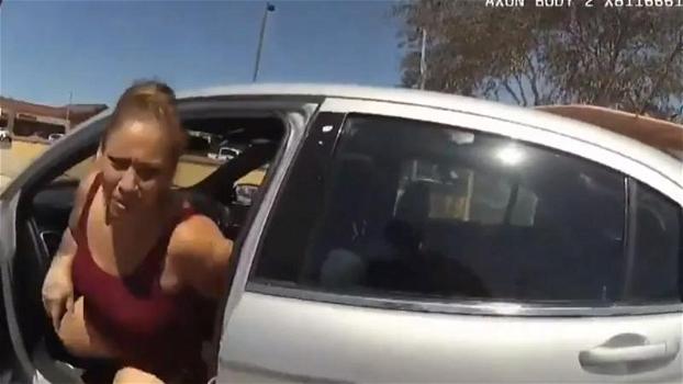 Trovano una donna al volante con la patente scaduta: il comportamento dei poliziotti fa discutere