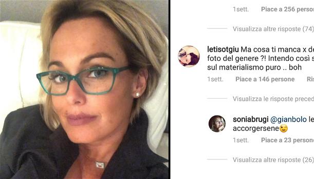 Sonia Bruganelli (di nuovo) nella bufera, insulti e critiche per una foto: “Sei una poveraccia e…”