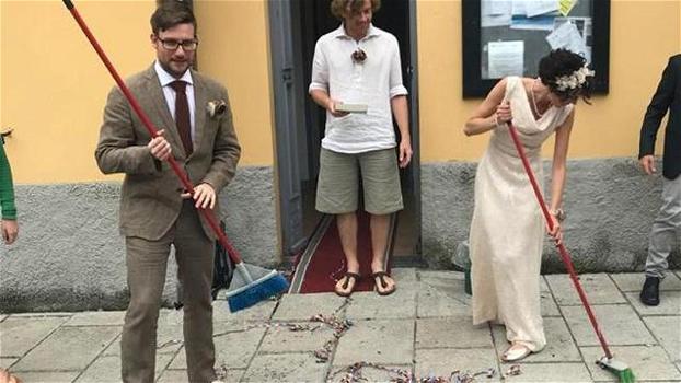 La lezione di civiltà degli sposi tedeschi: puliscono il piazzale dopo la cerimonia