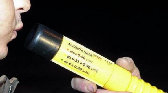 Esulta dopo l’alcoltest negativo: poco dopo scoprono che è positiva alla cocaina