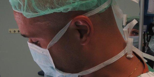 Primo trapianto di faccia in Italia, il chirurgo è un precario con uno stipendio da colf