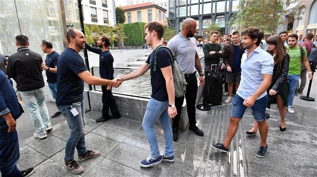 Milano, in delirio per il nuovo costosissimo iPhone XS: gente in fila per 24 ore