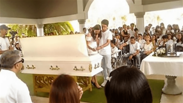 Il suo fidanzato è morto tragicamente: lei decide di sposarlo durante il funerale