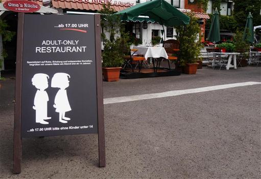 “Vietato l’ingresso ai bambini”. Il cartello pietoso di un ristorante fa il giro del web