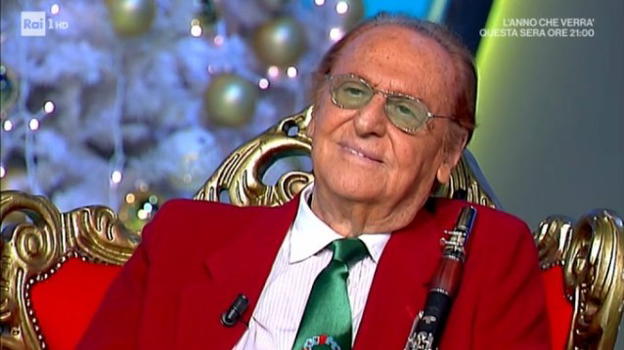 Domenica In, l’intervista di Renzo Arbore tra l’imbarazzo e il ricordo commovente di Mariangela Melato