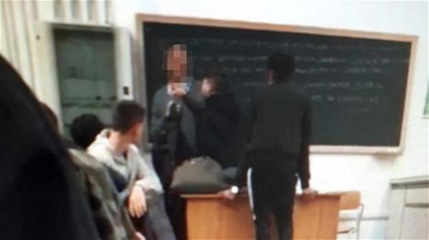 Docente ostaggio di un alunno nel Vicentino: il video è stato pubblicato sul web