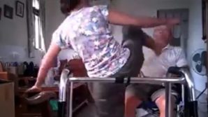 La badante tratta con violenza l’anziano e gli sferra pure un calcio: incastrata dalle telecamere nascoste