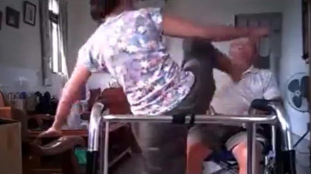 La badante tratta con violenza l’anziano e gli sferra pure un calcio: incastrata dalle telecamere nascoste