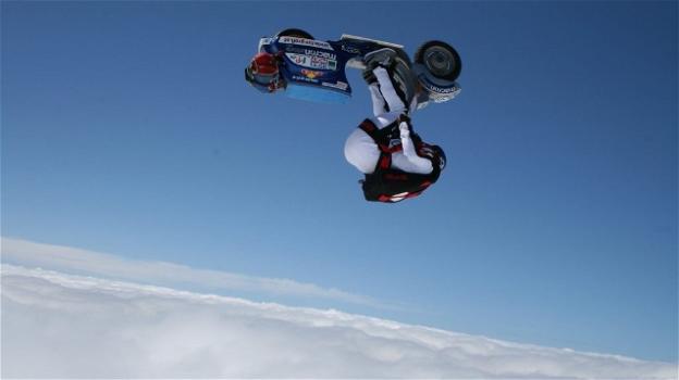 Impresa incredibile dello stuntman Schachermayr: si lancia con una Vespa da 4000 metri d’altezza