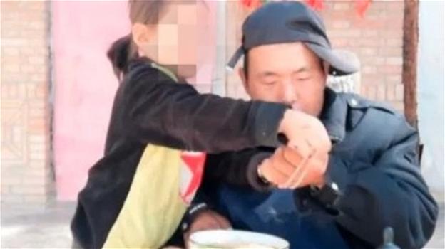 Cina, a 6 anni si prende cura del padre disabile dopo l’abbandono della madre