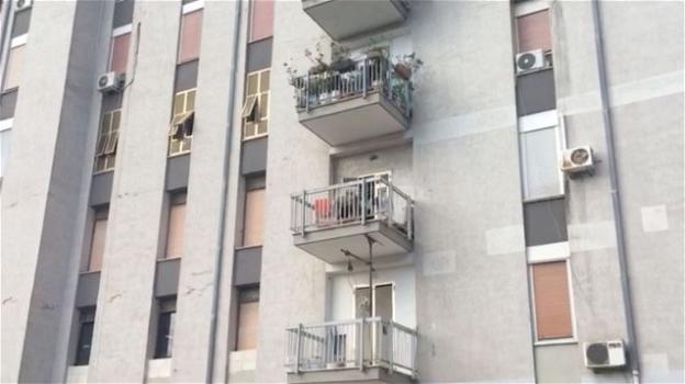 Le condizioni della bambina lanciata dal balcone restano ancora molto gravi