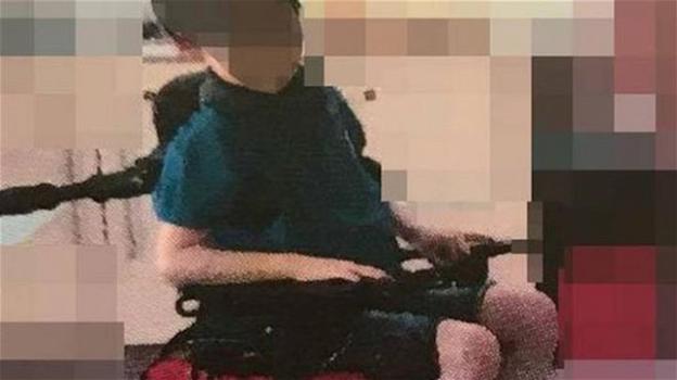 Bambino di 5 anni autistico legato alla sedia e deriso in classe