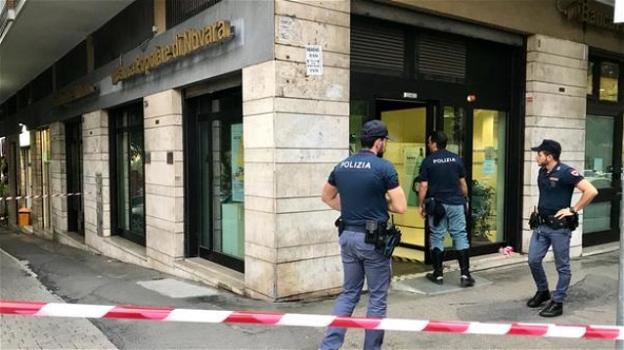 Roma, rapinatori entrano in banca e minacciano i dipendenti. Il colpo però fallisce