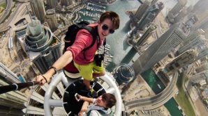 I selfie uccidono più degli squali: ci sono più probabilità di morire di selfie che per attacchi di squali.