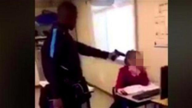 Francia, minaccia l’insegnante con una pistola alla tempia: "Mettimi presente"
