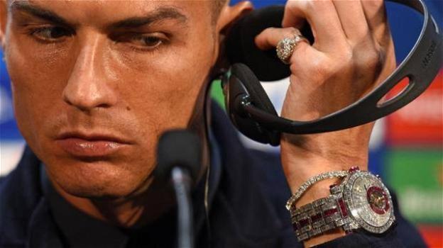 Cristiano Ronaldo, CR7 sfoggia in conferenza stampa un orologio da 2 milioni di euro: schiaffo alla povertà
